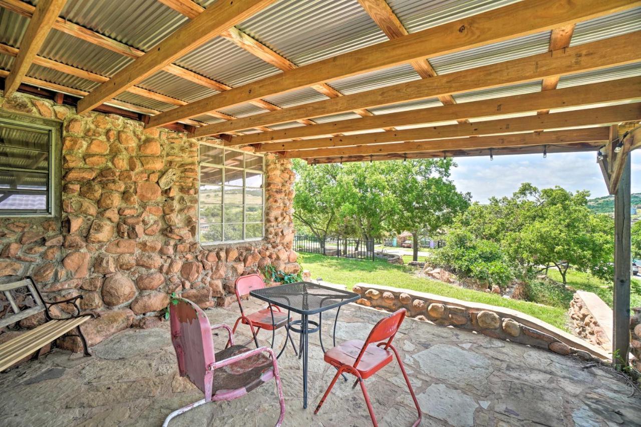 Enchanting Hilltop Cottage In Medicine Park! Exterior foto